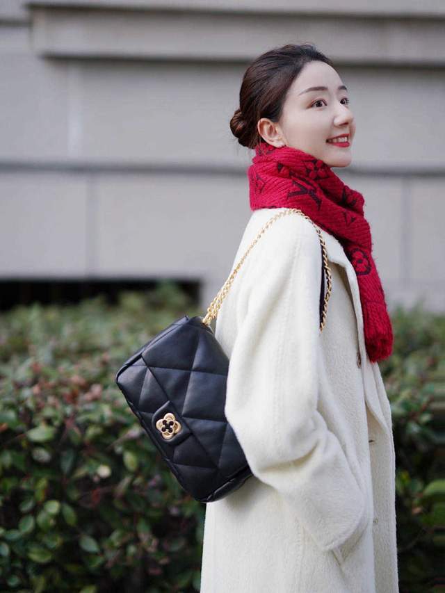 黑色|今年秋天，大衣怎么选才好看？黑白灰不挑人，大地色显高级