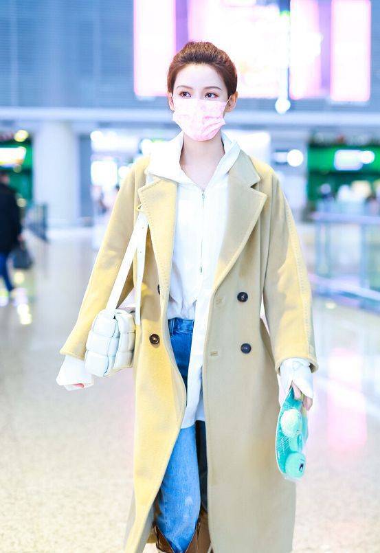 下半身|张予曦穿黄色大衣配白衬衫简约时尚,利落潇洒