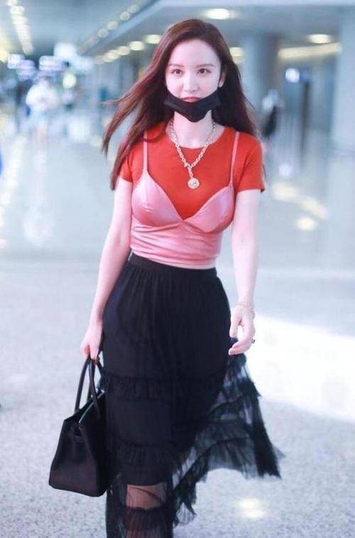 心态|张萌就算当“女老板”，心态也依旧像小女生，穿笑脸T恤童心满满