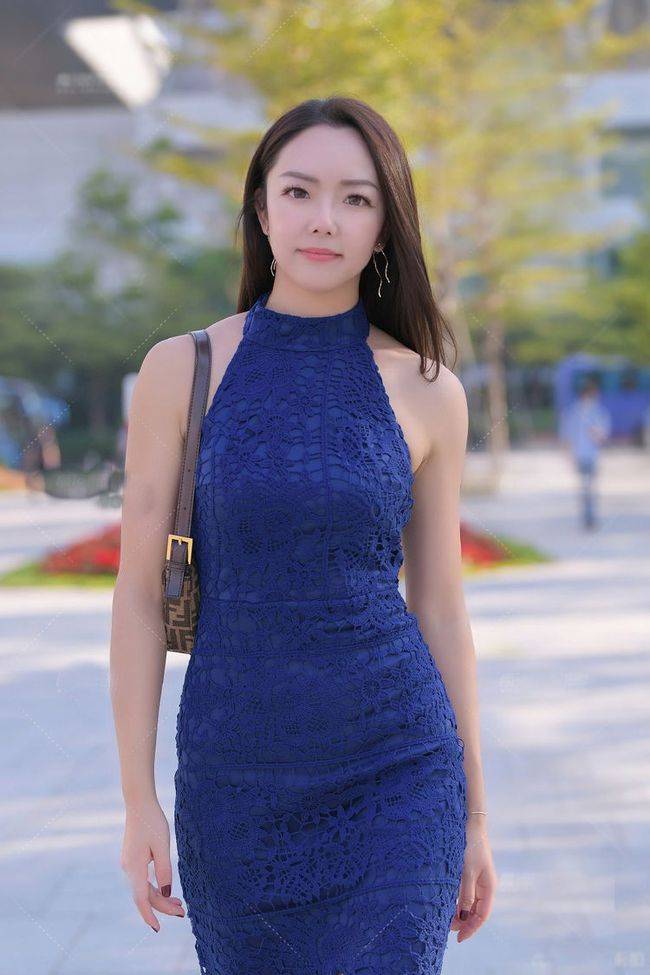 颜色|想要穿搭清凉又显气质，蕾丝绣花连衣裙少不了