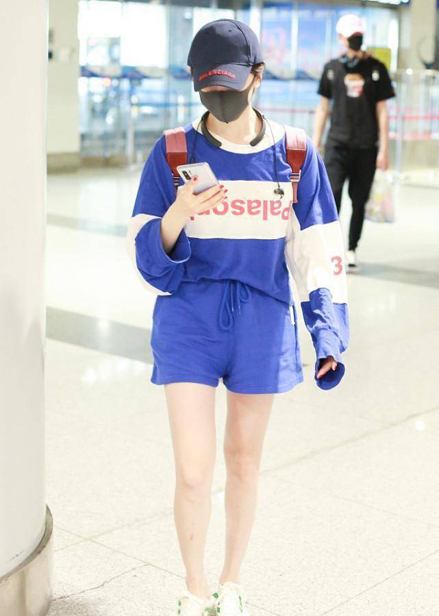 显得|陈小纭真担得起“腿精”的名字，瑜伽裤秀美腿，配卫衣好甜美