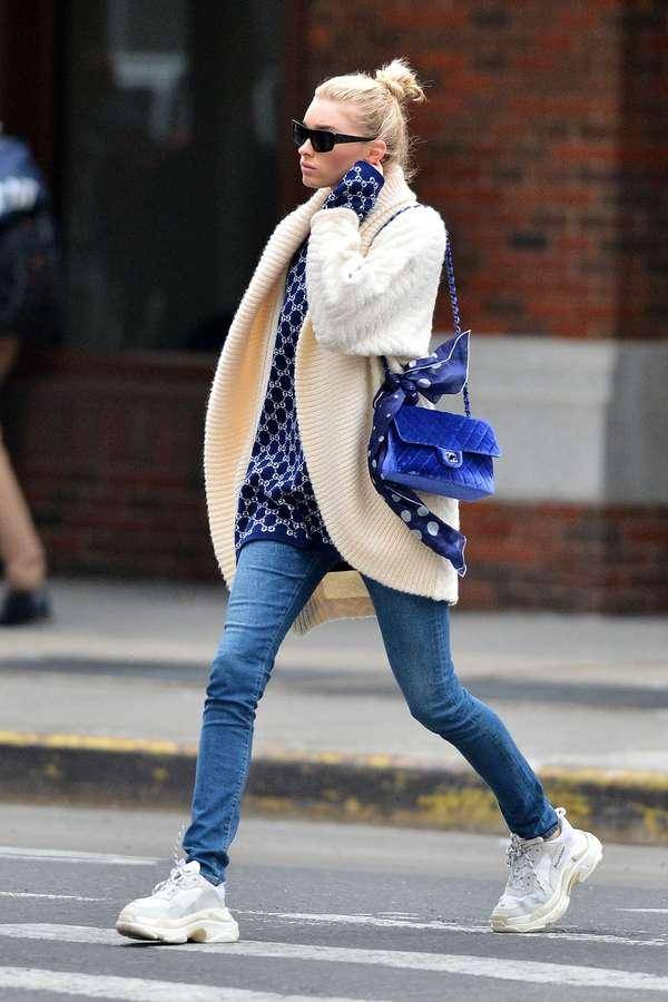 近两年特别流行的老爹鞋也是时尚又增高的单品之一