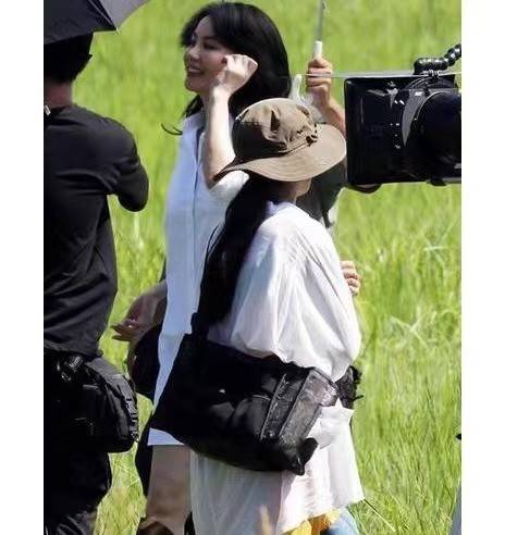 设计|52岁王菲终于再出山！参加中秋电影音乐会，穿白衬衣造型好高级