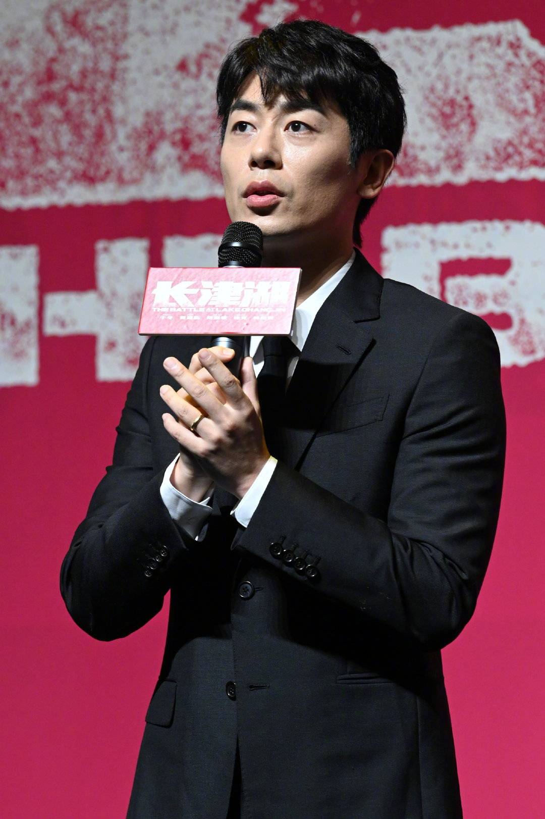 北影|吴京朱亚文韩东君穿帅气西装,现身长津湖首映,网友:全是硬汉