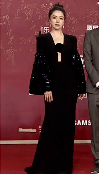 黑色|四位女星变身“黑天鹅”走红毯，巩俐气场难挡，白百合款式寓意深