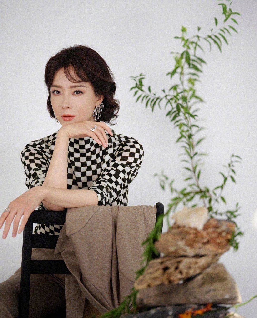 魅力|整容脸竟无惧妈生美人？陈数OL风尽显女性魅力，碰上高圆圆也不输