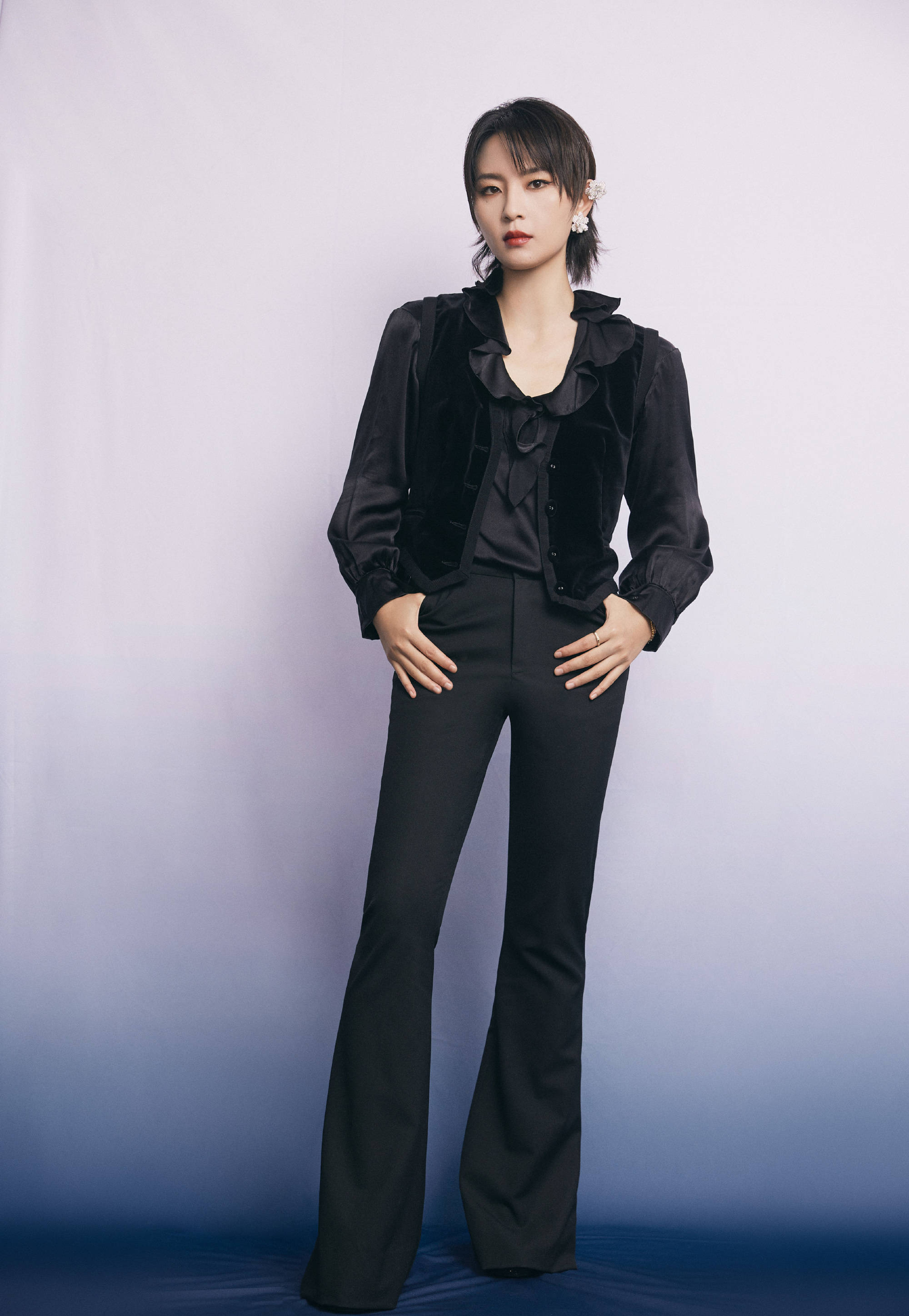 周笔畅纯黑酷飒写真照释出 强势耀眼气场全开