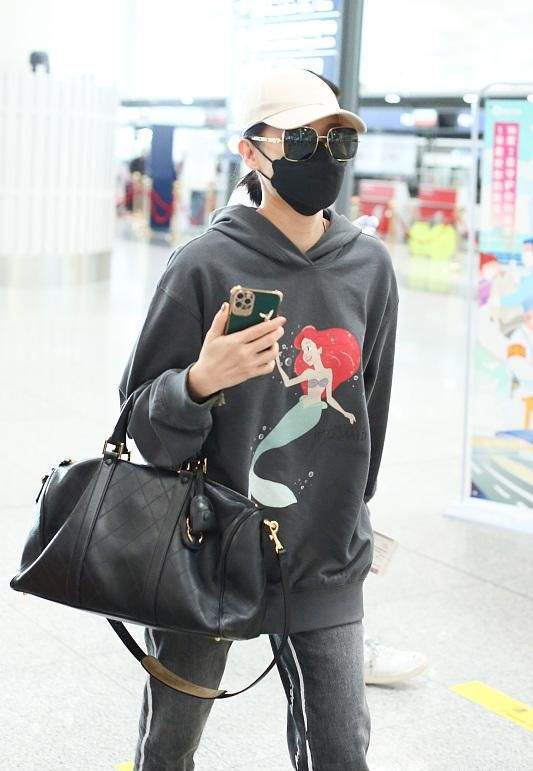 卫衣|胡杏儿三胎后首次走机场，拎大牌包穿得像运动员，瘦得下颌骨突兀