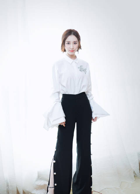 喇叭裤|舒畅疯狂了!这样窄的小白裤也能塞进去,网友:可惜腿缝太宽了