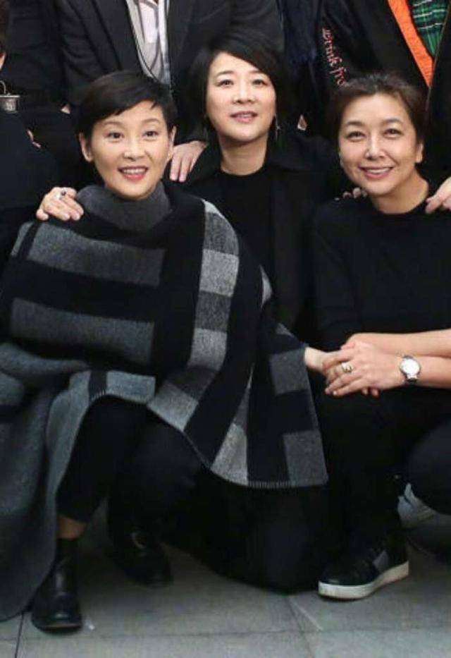 黑色|徐帆穿运动装跑宣传，老了装嫩也没嫩不了，无修饰的脸蜡黄沧桑！