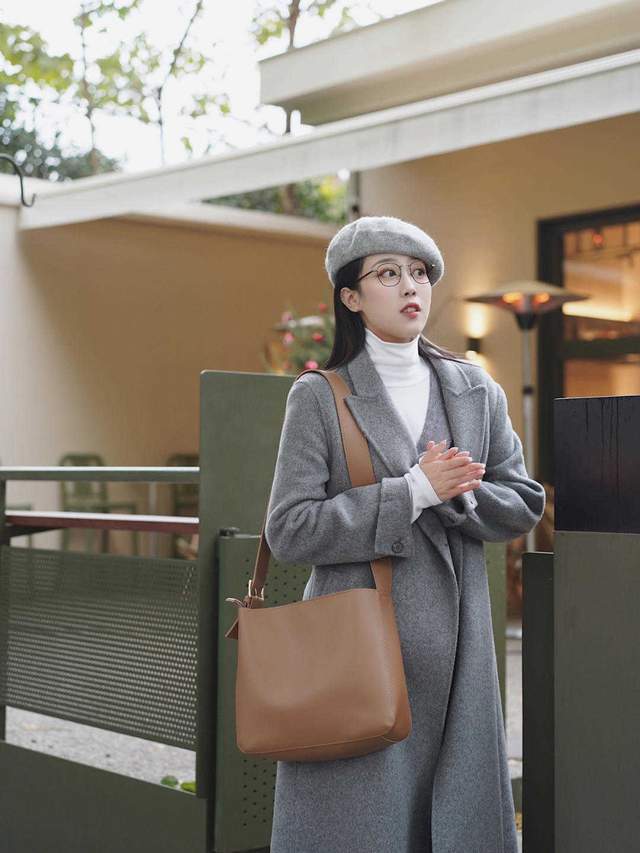 黑色|今年秋天,大衣怎么选才好看?黑白灰不挑人,大地色显高级