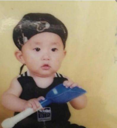 易烊千玺的父母姓名 efbdd3e1dfa64e6ba3bb99b8ae1493a7.jpeg