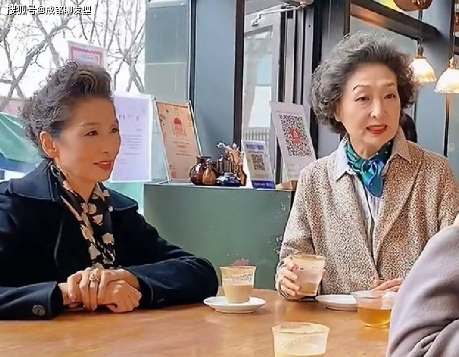 六十头发花白染还是不染 染发显年轻 但银发也是道美丽的风景线 白发