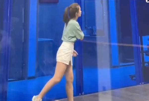 好朋友|《心动4》橙子近照，穿运动短裙打网球，“竹竿腿”令人羡慕