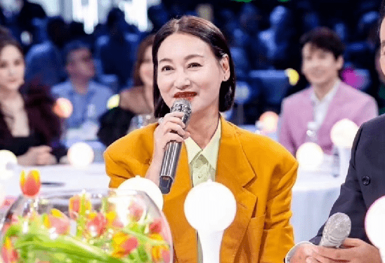 裙子|女星中秋晚会造型：关晓彤腰细，景甜贵气，张小斐大气，阿娇胖了