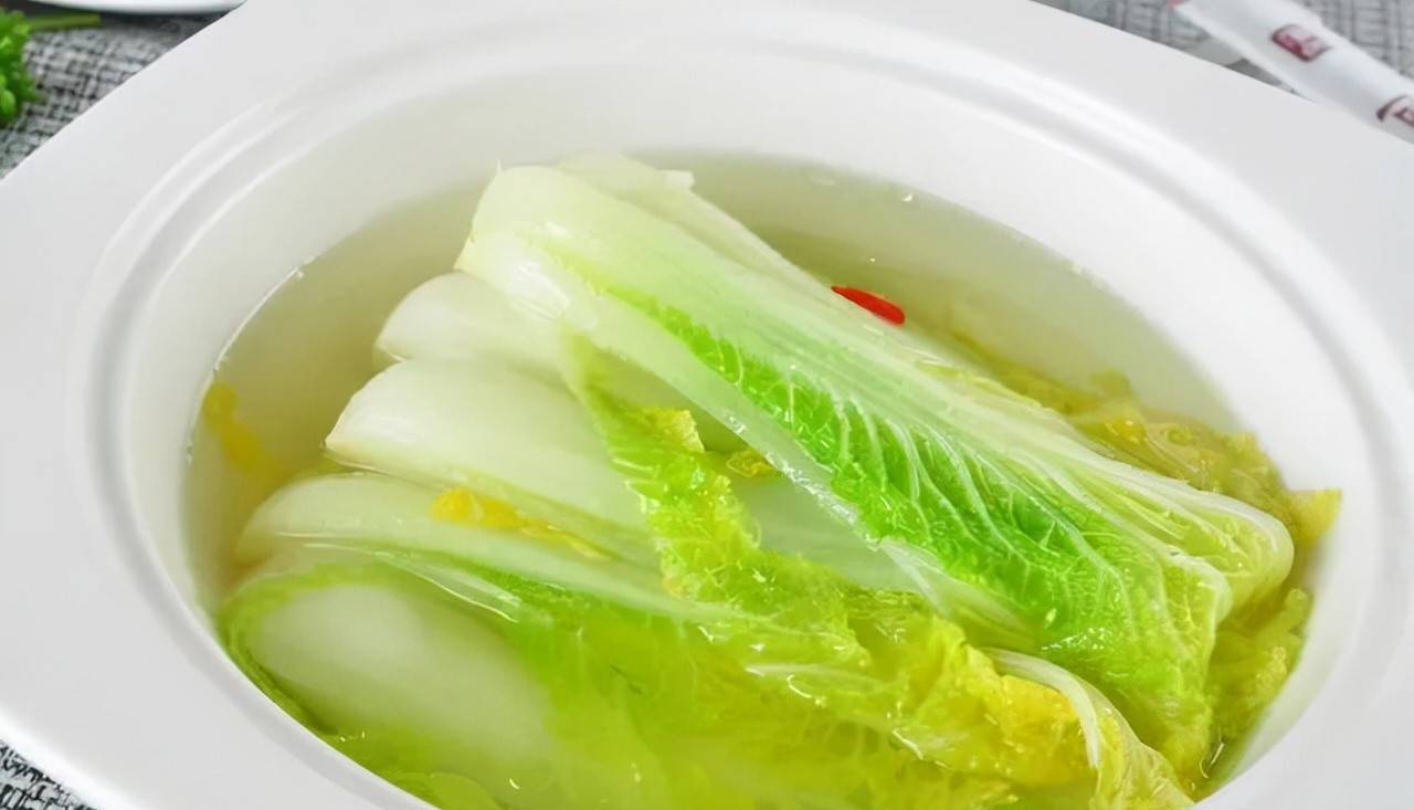 【水煮白菜】主料白菜:100辅料火腿肠:120;玉米粒:过量;盐:5;色拉油