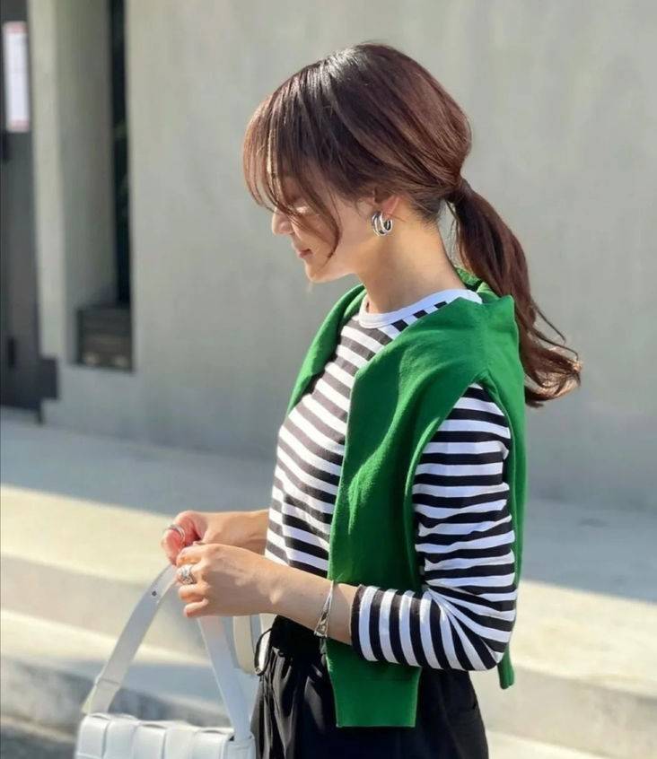 条纹|蓝色的竖条纹衬衫，穿出知性的感觉