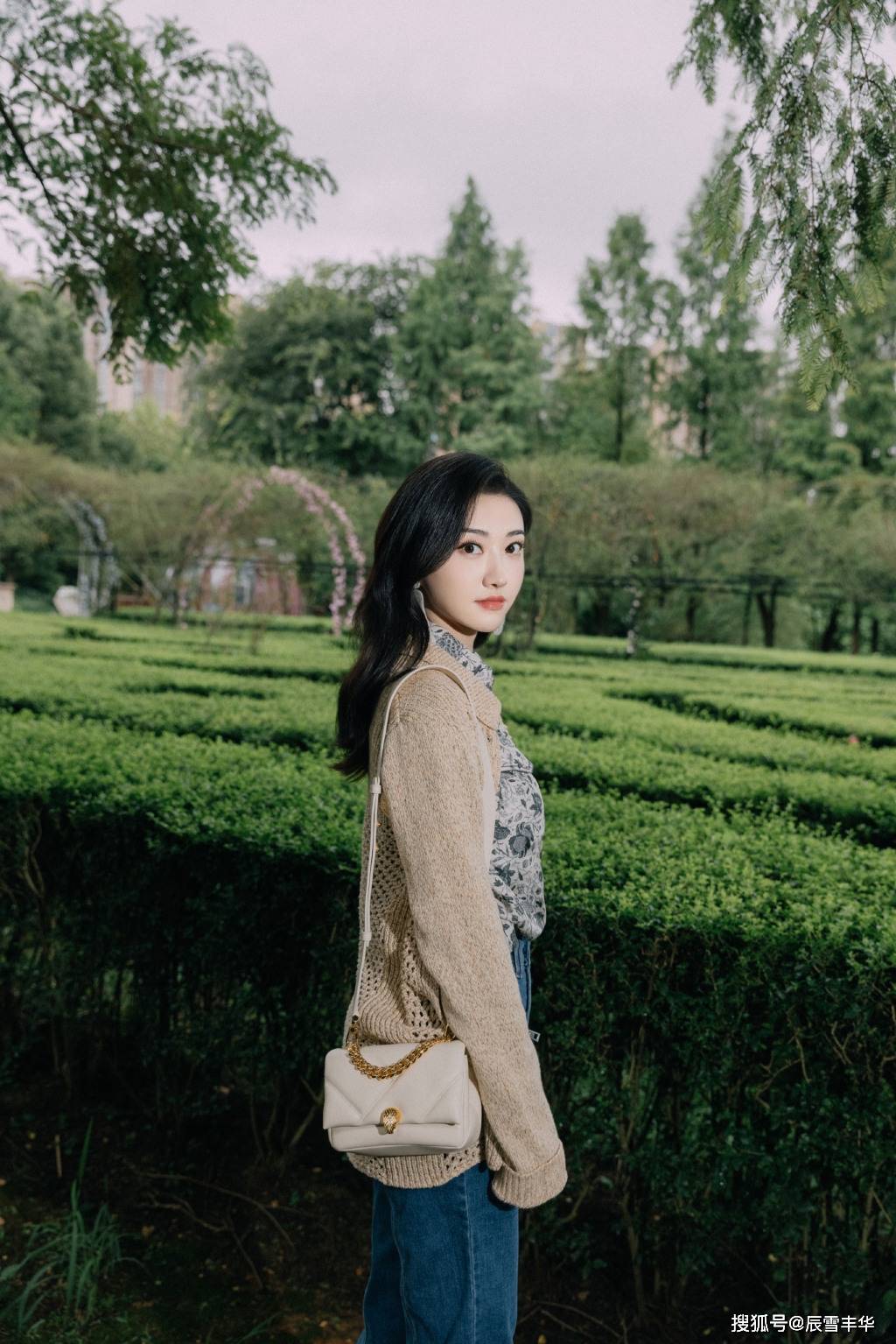 身材|景甜“针织衫”造型真时髦，配花衬衫和牛仔裤，休闲随性却很大气