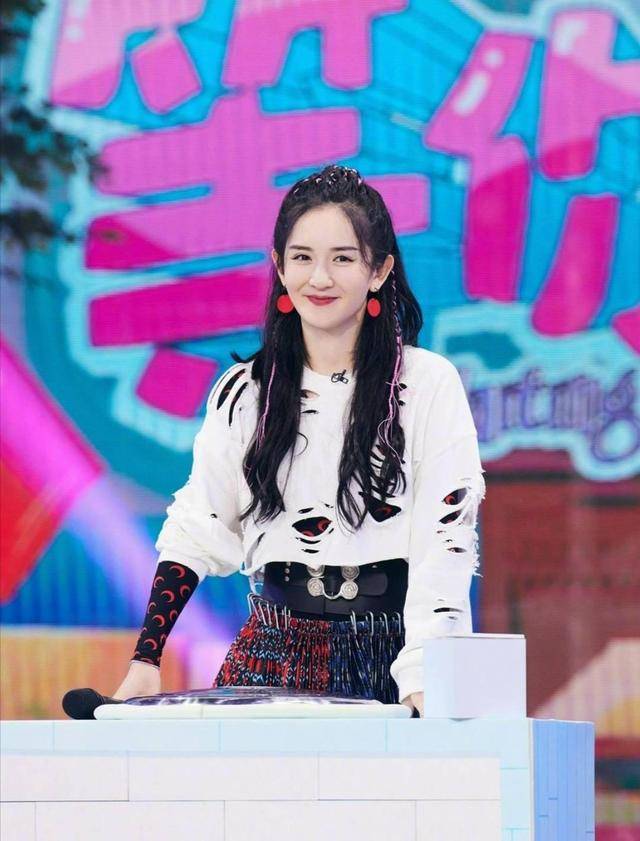 设计|谢娜产后恢复得真好，穿短裙热舞“蚂蚁腰”抢镜，看不出是三娃妈