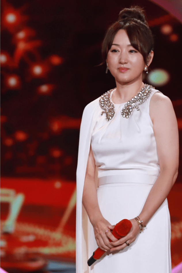 塑造出|虽然杨钰莹长相挺甜美，但还是没逃过中年发福，穿白裙有点显胖