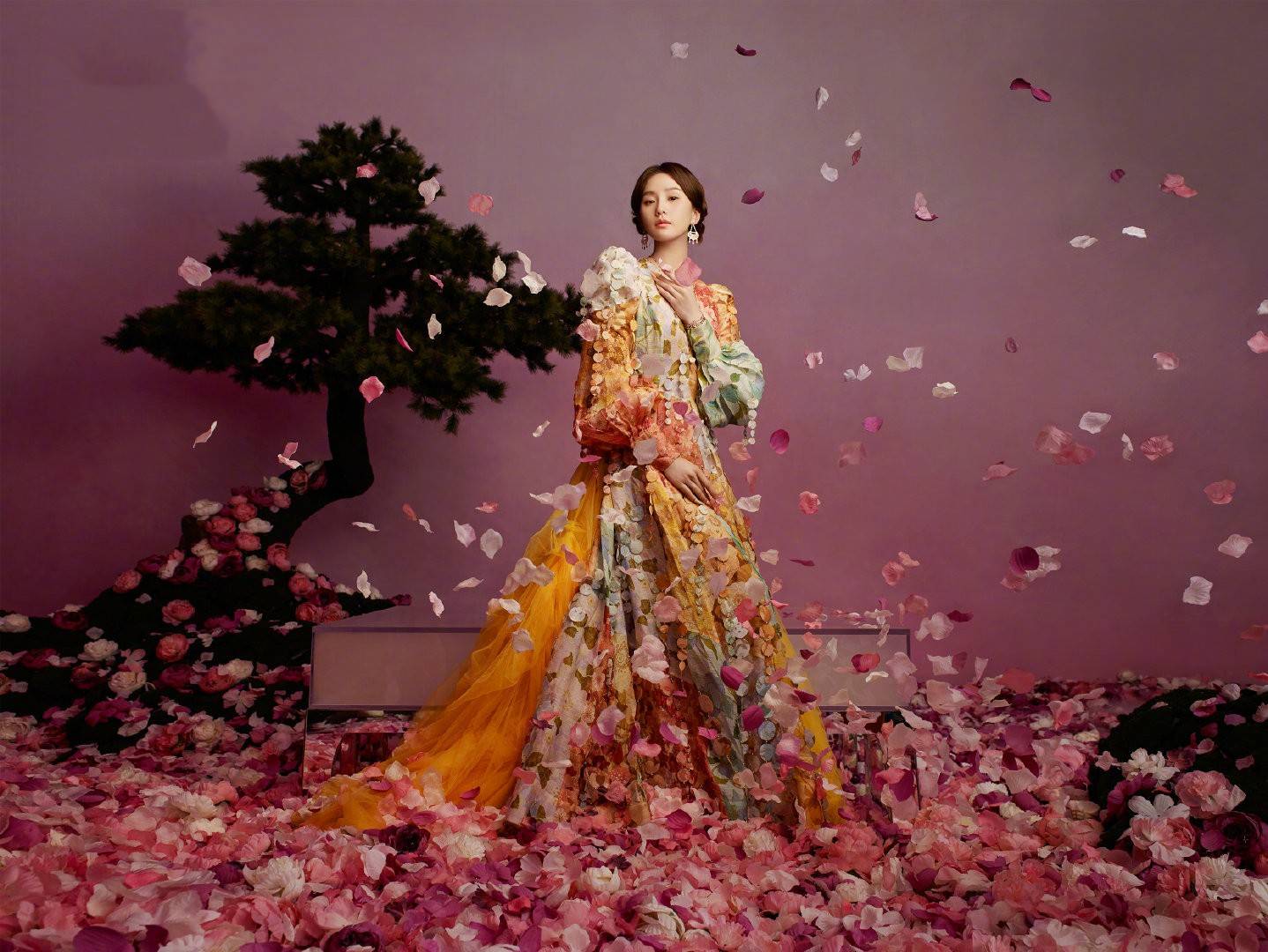 摘去了头上的花饰,换上了华丽复古的宫廷风格的裙装,盘上了头发的