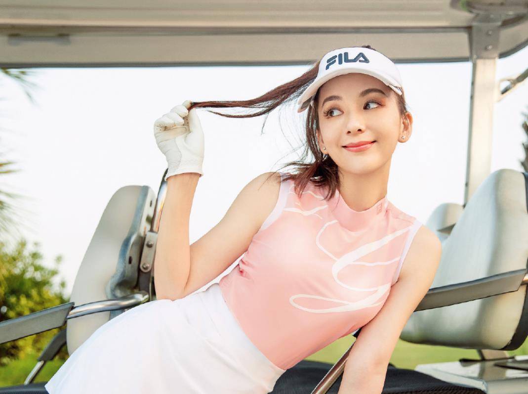 图片|郭富城小女儿近况,趁妈妈方媛健身时钻进她怀里,一脸乖巧吃零食