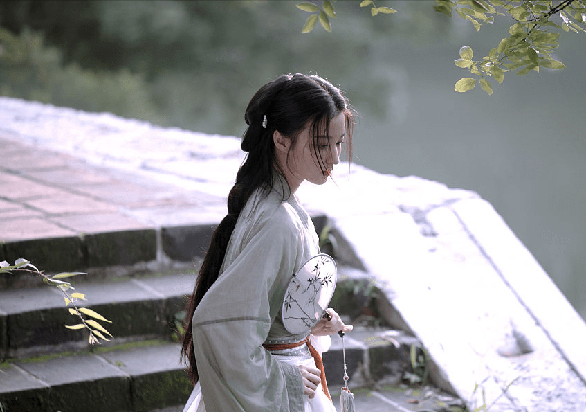 大小姐 中秋就是要穿汉服！同一个摄影师同样的汉服造型，女星们来比美啦