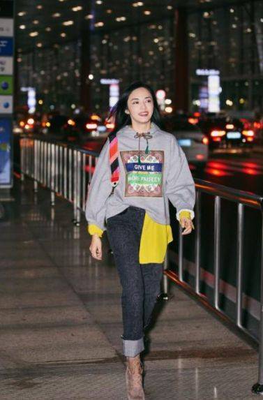 颜色|姚晨印花卫衣搭配牛仔裙，少女感十足！