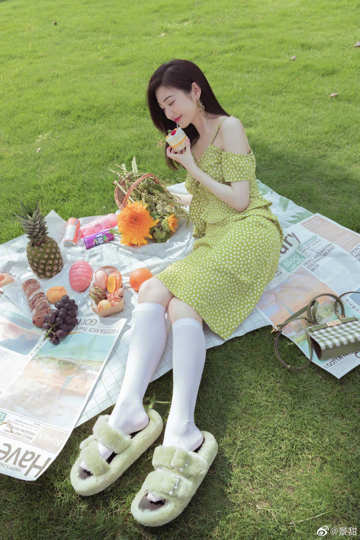 因为女明星拍照的两种状态，摆拍妆容精致还精修，自拍素颜且直男角度