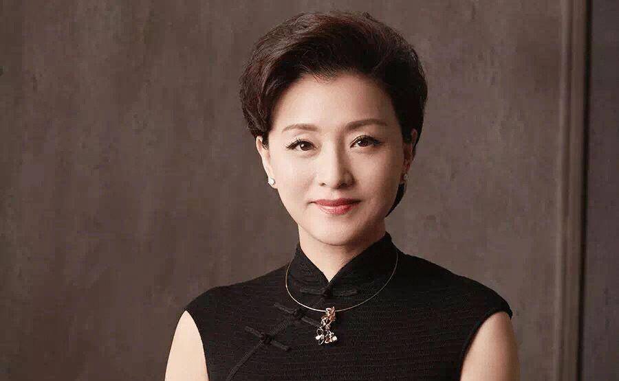 蛋挞 3大女主持同框!52岁杨澜穿连衣裙显优雅,鲁豫暴瘦惹人担心