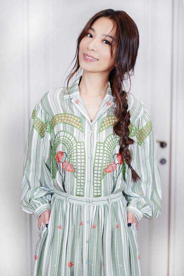 青春 37岁田馥甄素颜好白嫩,穿牛仔裤减龄腰却大了半圈,88斤体重不假