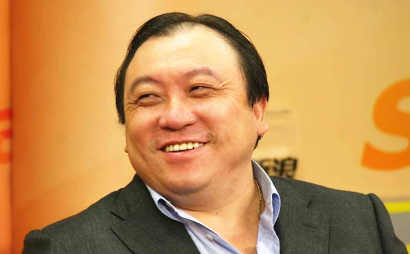 妻子丁德君也出镜了,年轻时的她美貌出众,身材苗条,会吸引住王晶的