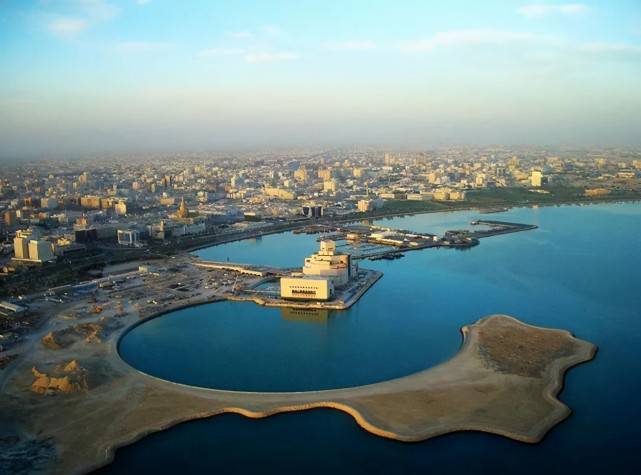 卡塔尔是一个中东的小国,面积还没有北京的三分之二,但是却拥有丰