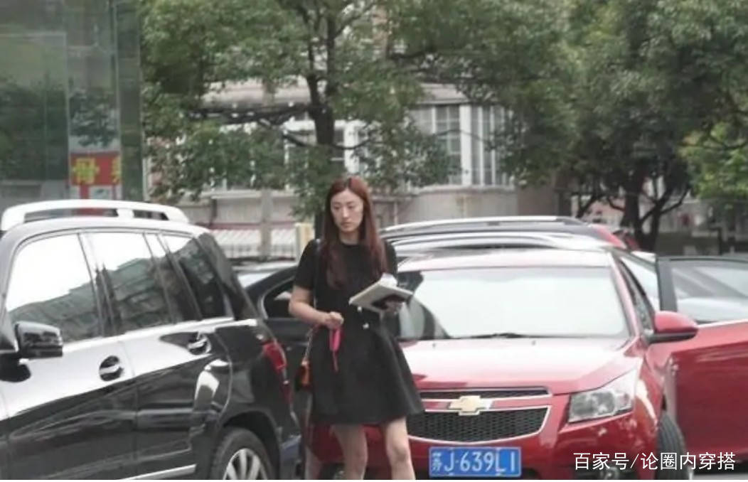 整体 陈坚红穿人字拖见老公，素颜出镜穿着更是随意，颜值是真抗打