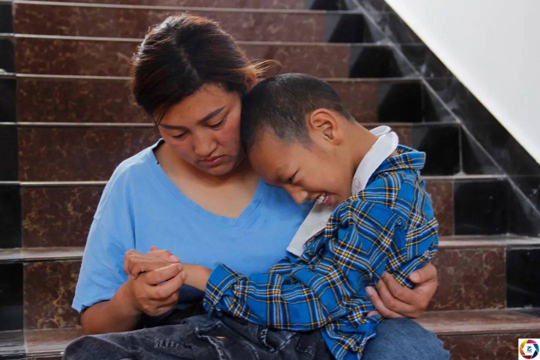 生活|16岁恋爱18岁生娃，女孩正畅想幸福，不料被孩子的诊断书打回现实