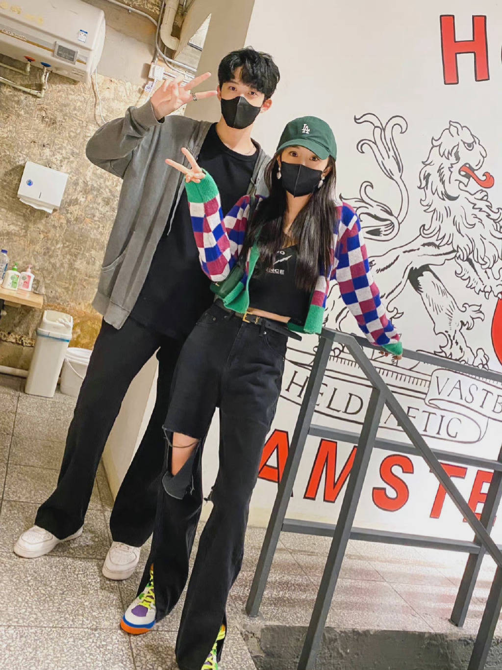 因为|杨幂三里屯逛街再被偶遇，露小蛮腰秀长腿，配合拍照毫无明星架子