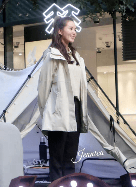 坐姿 刘诗诗人淡如菊是假象？穿运动装大爷坐姿放飞自我，好心情藏不住