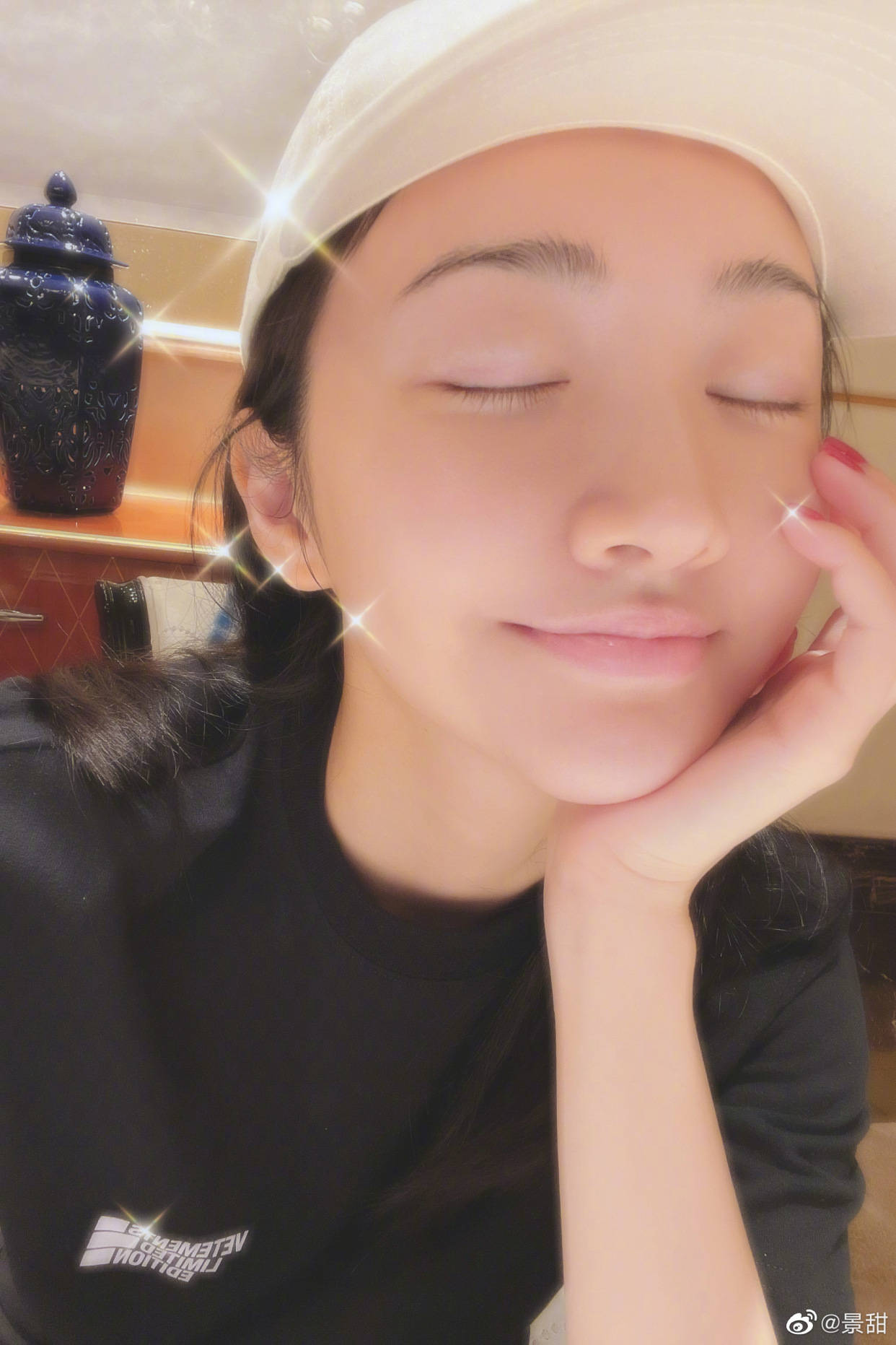 因为女明星拍照的两种状态，摆拍妆容精致还精修，自拍素颜且直男角度