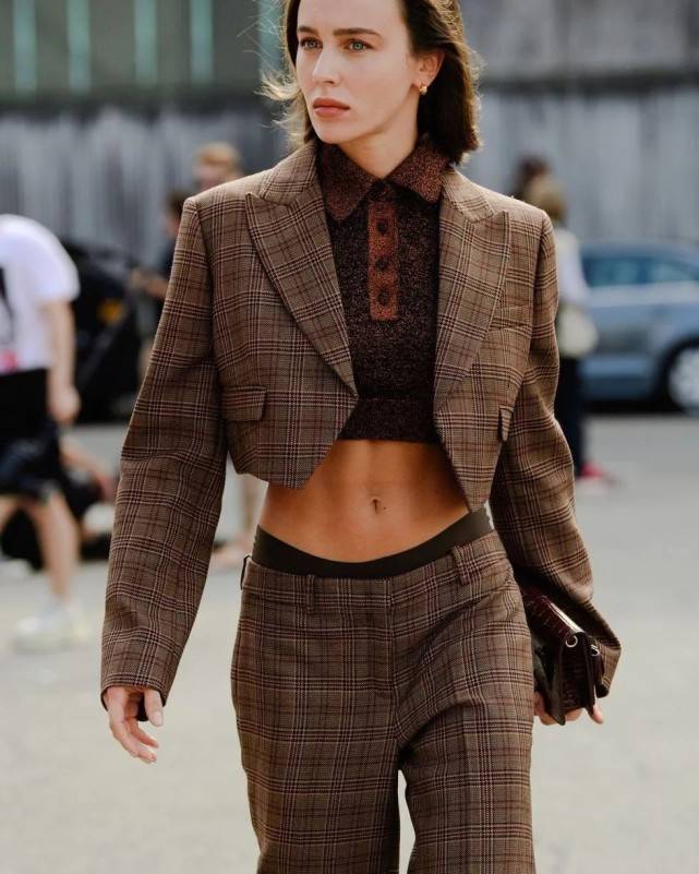 杨幂 西装外套到底怎么穿才时髦！3招“变美秘籍”太高级，藏肉且洋气