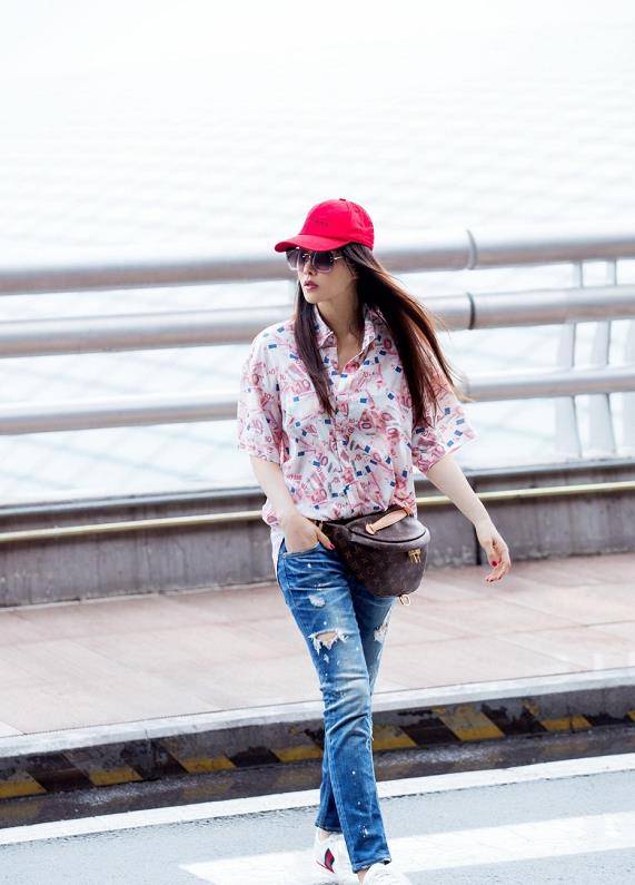 配饰 伊能静亮相机场，大牌配饰比服装更惹眼，网友：一身造型好显年轻