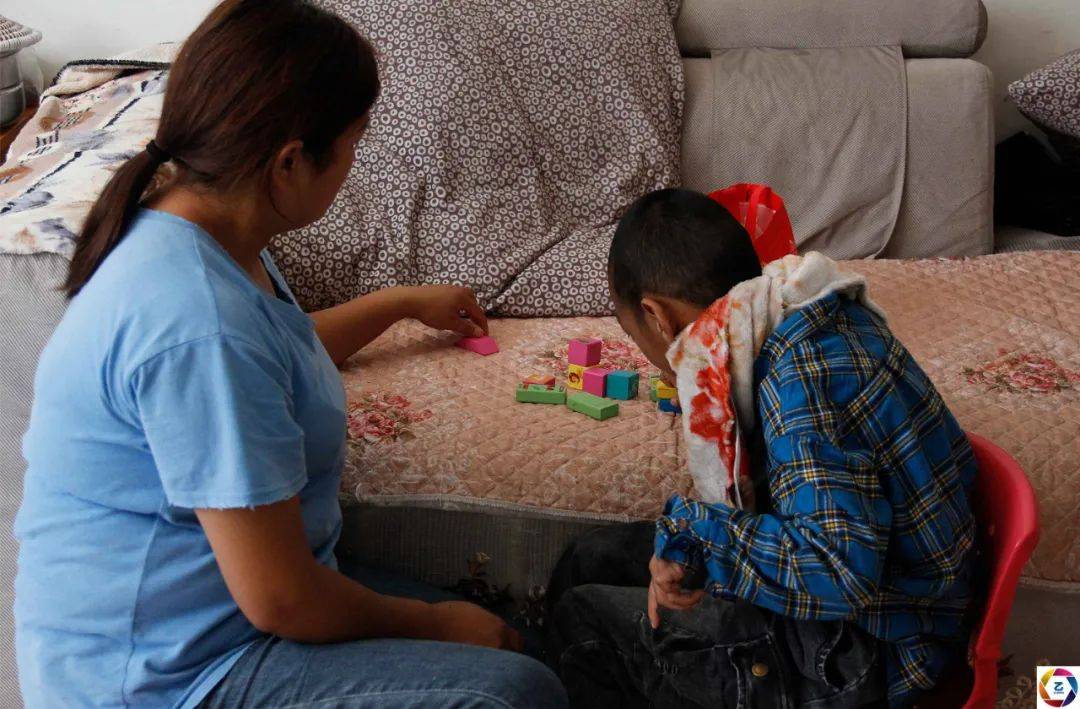 生活|16岁恋爱18岁生娃，女孩正畅想幸福，不料被孩子的诊断书打回现实