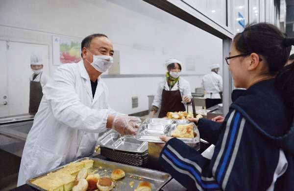 食品|继“喝11瓶奶”事件后,又有学校保安没收月饼,扔了一地让人心疼