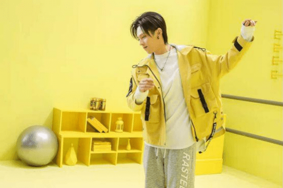 生活 这个时尚户外品牌 竟然让佟丽娅说出了：“冲锋衣，选伯希和”