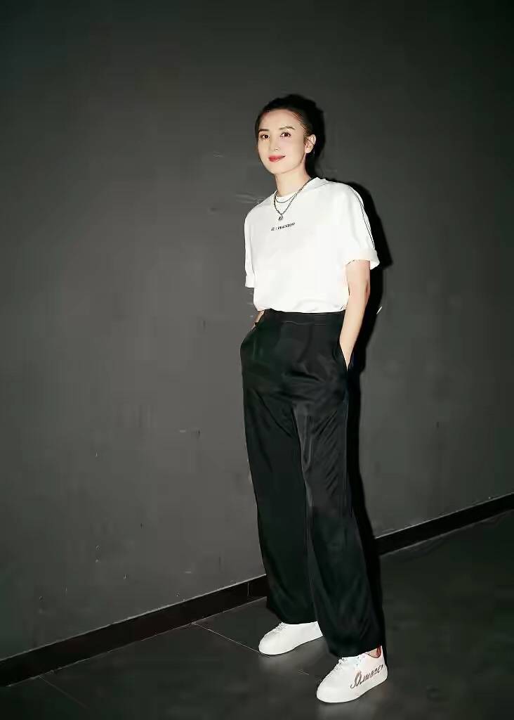 韵味儿 宋佳没有明星包袱，穿搭低调素颜就敢走机场，40岁的样子很真实