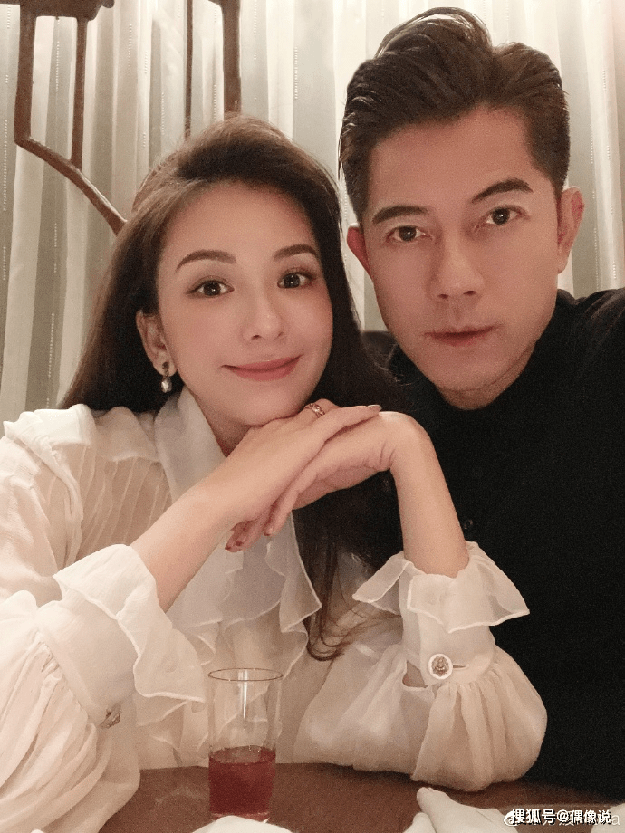带着|方媛晒中秋节全家福！55岁郭富城帅气出镜，两个女儿穿旗袍超可爱