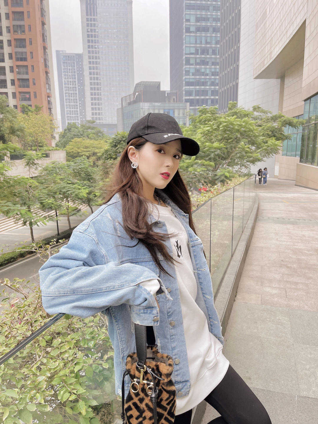 马甲 适合30岁普通女性的日常通勤风，针织马甲搭配直筒裤，简约又大方