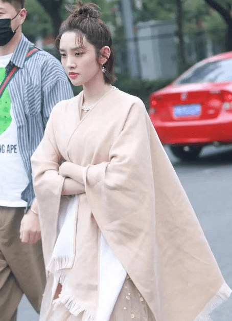 设计|当妈的唐艺昕少女模样不变，气质却越来越贵妇，披裸色披肩好优雅