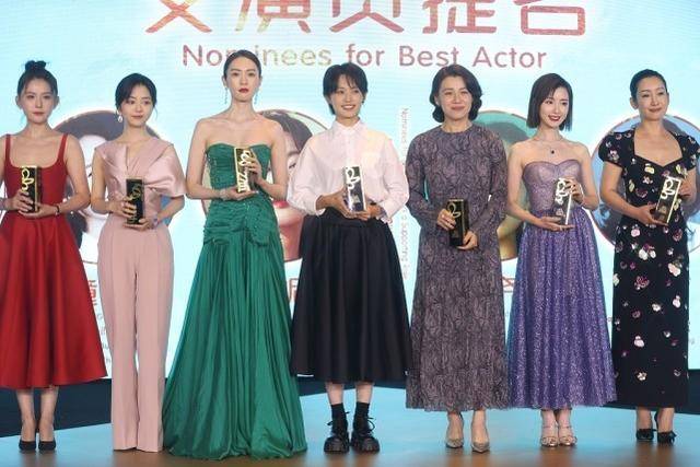 设计 毛晓彤站在两位前辈中间，身穿“星辰大海”好有气质，清纯可人