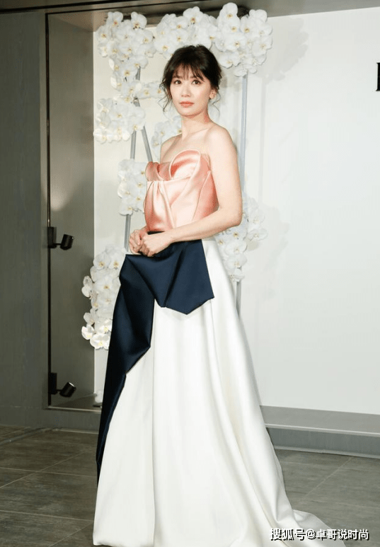 整体 贾静雯与小八岁对象出门，为显嫩，穿衣上做文章，网友：大可不必如此显漏