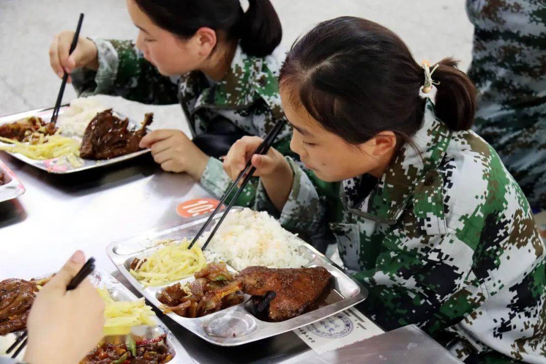 食品|继“喝11瓶奶”事件后,又有学校保安没收月饼,扔了一地让人心疼